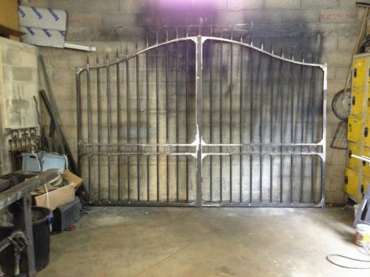 Fabrication sur mesure d'un portail battant en fer forgé finition acier brut d'atelier à Roquevaire